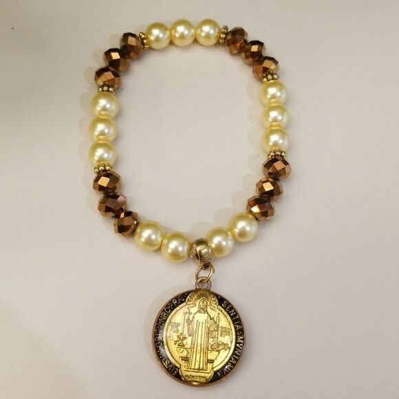 Handmade pearl and gold St.Benedict charm bracelet - Picture 1 of 4